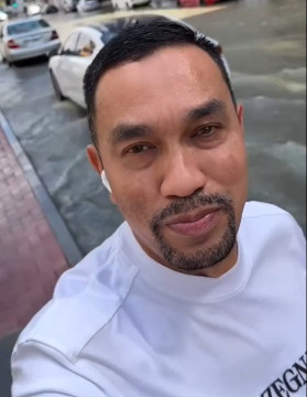 Ahmad Sahroni terkepung banjir saat berada di Dubai. (Tangkapan layar video TikTok) 